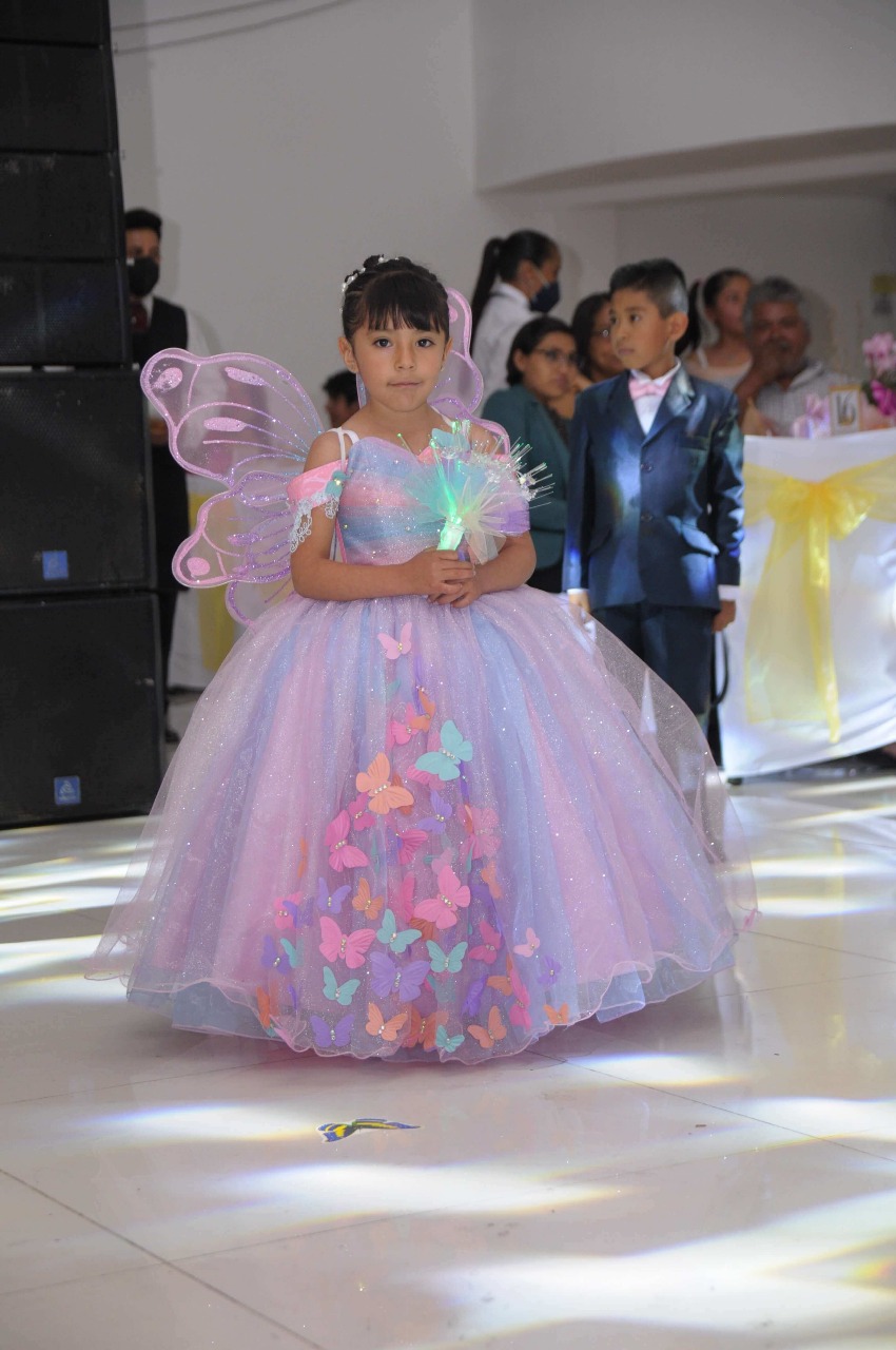 Niña en vestido de fiesta