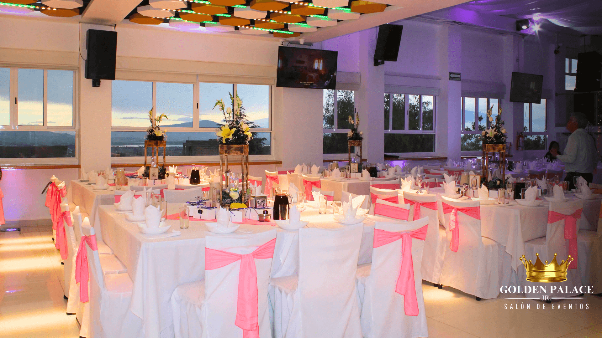 Salón con pista de baile iluminada